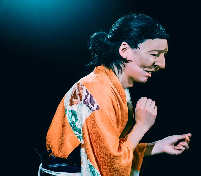 Tomoya Kawamura setzt sich Masken auf und verkörpert alle Charaktere im Stück. | Foto: Yozy Zhang