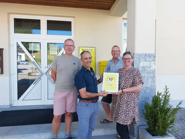 v.l.: Andreas Schrattner, Amtsleiter Stellvertreter, Josef Leherbauer, Postpartner Betreuer, Harald Obernberger, Amtsleiter und Bettina Nigl, Vizebürgermeisterin | Foto: Österreichische Post