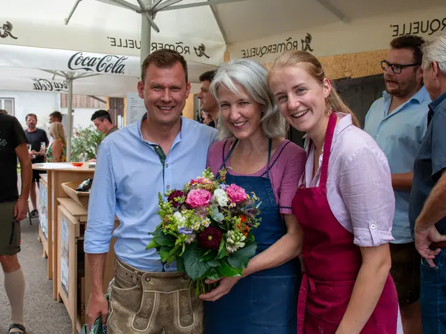 Bürgermeister Daniel Kos mit Petra und Laura Menhart | Foto: Weingut Menhart