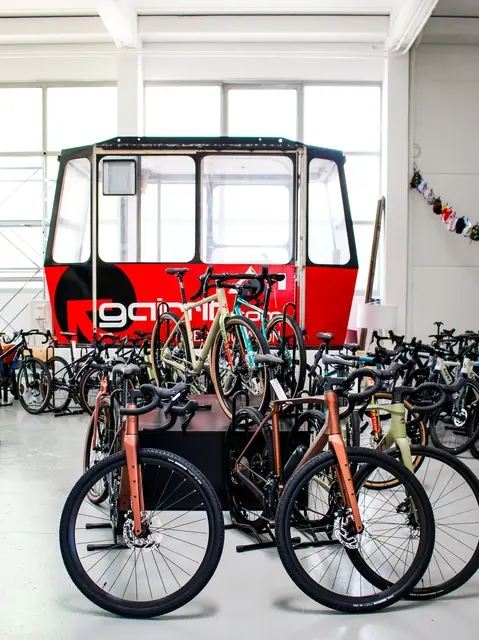 Im Gravel Loft by "Gran Tourismo Bike" gibt es ein umfangreiches Sortiment an Gravelbikes diverser Marken und natürlich auch das passende Zubehör für die kommenden Ausfahrten. 