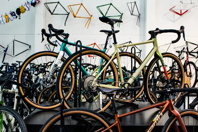 Im Gravel Loft by "Gran Tourismo Bike" gibt es ein umfangreiches Sortiment an Gravelbikes diverser Marken und natürlich auch das passende Zubehör für die kommenden Ausfahrten. 