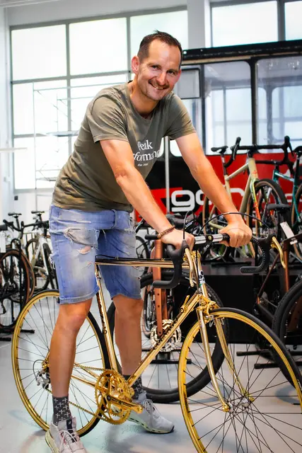Alex Tafatsch, Inhaber von "Gran Tourismo Bike" auf seinem persönlichen Schmuckstück im Gravel Loft in der Merianstraße. 38.