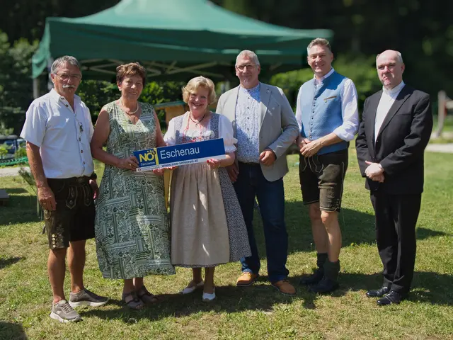 Alois Kaiser; Obfrau Christine Wögerer; Bezirksobfrau Traudl Wolfschwenger; Bürgermeister Günter Buchner; Karl Weber; Gastpriester Berthold Ernst Stadler (v.l.) | Foto: Johann Fahrafellner