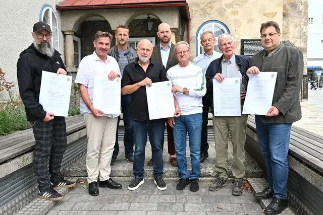 In einem von allen Fraktionen unterzeichneten Brief ersucht der Waidhofner Gemeinderat das Land Niederösterreich um genauere Beleuchtung der geplanten Maßnahmen für das Landesklinikum. Waidhofen: Stadtrat Martin Dowalil (FUFU), Bürgermeister Werner Krammer, Stadtrat Wolfgang Durst (MFG), Vizebürgermeister Armin Bahr (SPÖ), Gemeinderat Josef Gschwandegger (FPÖ) und Vizebürgermeister Mario Wührer (WVP) (v.l.) gemeinsam mit den Vertretern des Komitees „Herzalarm“ Alfred Lichtenschopf (4.v.l.), Helmut Krenn (4.v.r.) und Rudolf Aschauer (2.v.r.). | Foto: Stadt Waidhofen