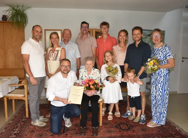 v.l.: Ortsvorsteher Martin Ranftler, Enkelin Rita, Bürgermeister Erich Stubenvoll, Sohn Direktor i.R. SR Karl Schmid, Philipp, Jubilarin Anna Schmid, Urenkel Paul, Urenkelin Anna, Enkelin Irene, Urenkel Felix, Martin und Leopoldine Schmid | Foto: Stadtgemeinde Mistelbach