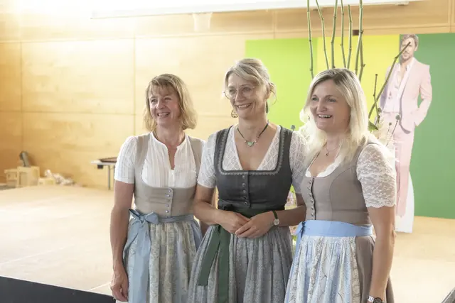 Die Obfrau des Absolventenverbandes abz Lambach Maria Stinglmayr, Bezirksbäuerin Ing. Margit Ziegelbäck sowie LWK Rätin und Obfrau der ARGE Abolventenverbände und Meisterclubs OÖ Mag. Daniela Burgstaller zu Gast bei den Abschlussfeierlichkeiten im abz Lambach. | Foto: TAFFotografia