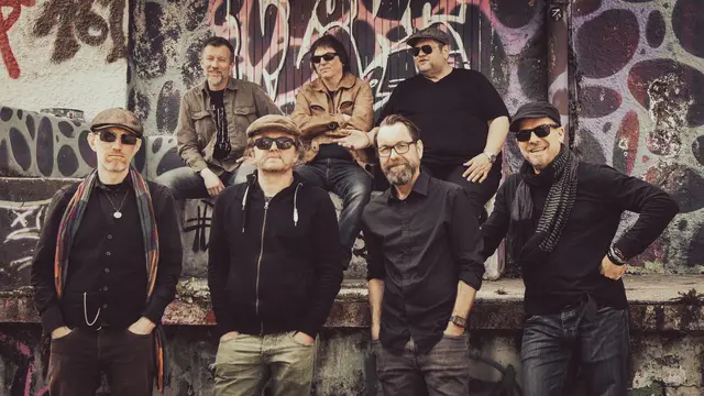 Little Wing heizt mit Hits von Ostbahn-Kurti den Konzertbesuchern ein.  | Foto: Little Wing