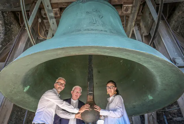 Auch die Domglocken werden am 25. Juli fünf Minuten lang läuten (am Bild, v. l.): Kurt Sonneck (Direktor Caritas Salzburg), Erzbischof Franz Lackner und Andrea Schmid (Direktorin Caritas Salzburg). | Foto: Hiva Naghshi, EDS