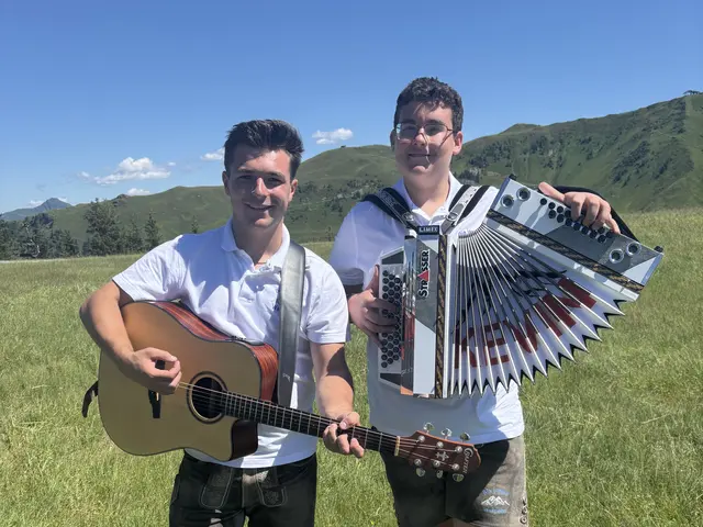 Foto: Die frisch gebackenen Vizestaatsmeister und Jungmusiker Kevin Glatz & Noel Bale stellen sich bei Andreas Seeburger in der Fernsehgondel vor.