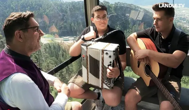 Foto: Die frisch gebackenen Vizestaatsmeister und Jungmusiker Kevin Glatz & Noel Bale stellen sich bei Andreas Seeburger in der Fernsehgondel vor.