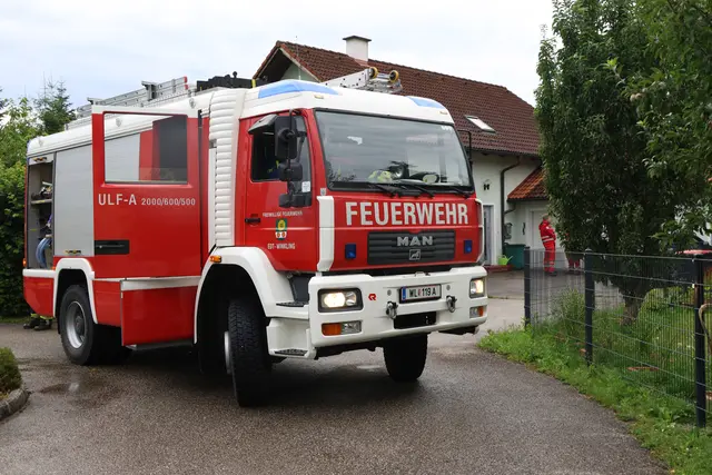 In Edt bei Lambach mussten zwei Feuerwehren ausrücken, um den Brand eines Zählerkastens zu löschen. | Foto: laumat.at