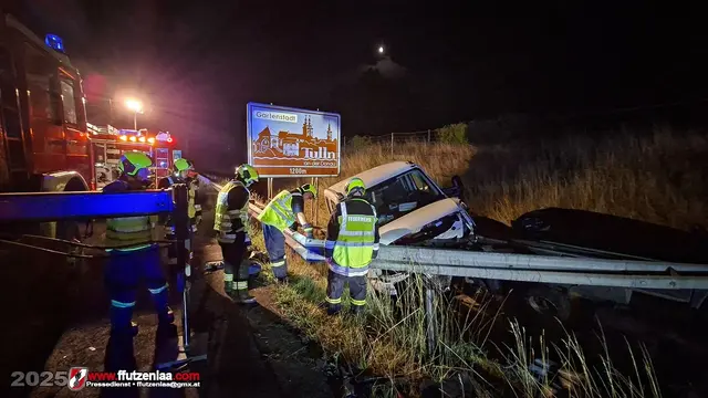 Um 1 Uhr in der Früh gab es einen Unfall auf der S5. Der Klein-Lkw riss dabei die Leitschiene aus der Verankerung. | Foto: Freiwillige Feuerwehr Utzenlaa