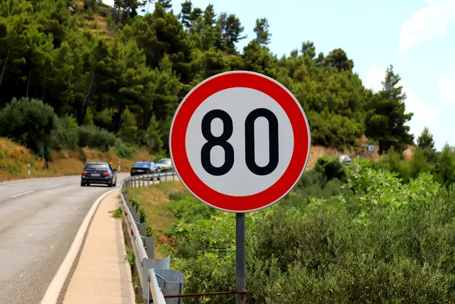 In einer 80 km/h Beschränkung auf der B94 war ein 61-Jährige mit einer Geschwindigkeit von 141 km/h unterwegs.(Symbolfoto) | Foto: stock.adobe.com/at/rospoint