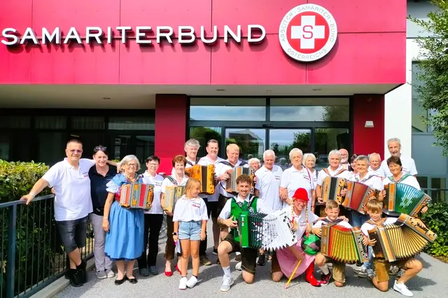 Ein fetziges Harmonikakonzert gab es im Pflegekompetenzzentrum Großpetersdorf. | Foto: Sylvia Kremsner