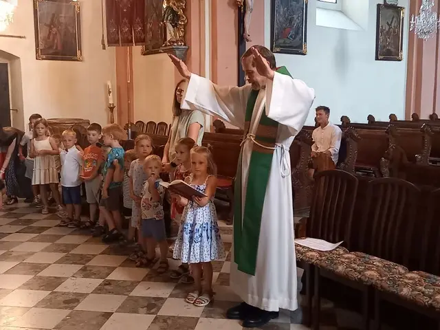 Provisor Wolfgang Pristavec zelebrierte in der Kirche den Kindersegen. | Foto: Gößler