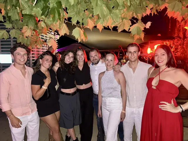 Chef Thomas Klinkan  (Mitte) mit seinen Kooperationspartnern und der Polterrunde aus Saalfelden. | Foto: MeinBezirk.at