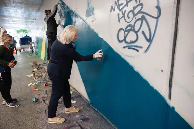 Stadträtin Andrea Brandner machte sich vor Ort ein Bild und probierte das sprayen gleich selbst aus.  | Foto: Stadt Salzburg/Rocio Escabosa