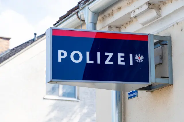 Nachdem der Freund ihrer Tochter sie bedroht hat, erstattete sie Anzeige bei der Polizei. (Symbolfoto) | Foto: stock.adobe.com/at/Evgeniya 