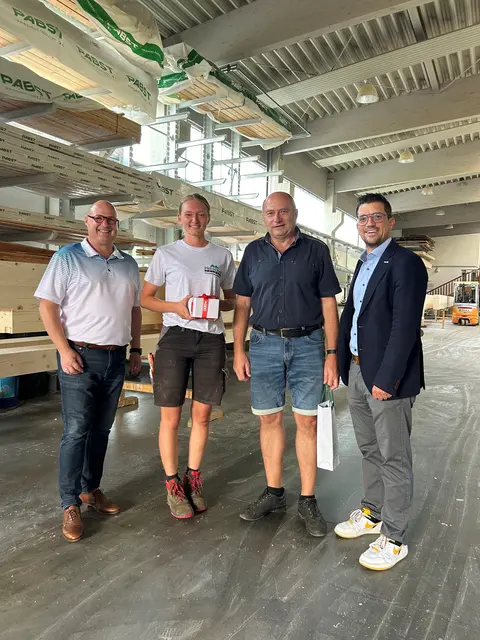 In den "heiligen Hallen" von Holzbau Preschan: Peter Sükar, Katharina Pirker, August Preschan und Lukas Kalcher | Foto: Cescutti