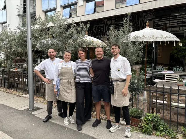 Pascal Jocham, Johanna Klambauer, Carmen Pachschwöll, Laurenz Benedikt und Lukas Neworal arbeiten am 30. August ein letztes Mal zusammen.  | Foto: Luca Arztmann/MeinBezirk