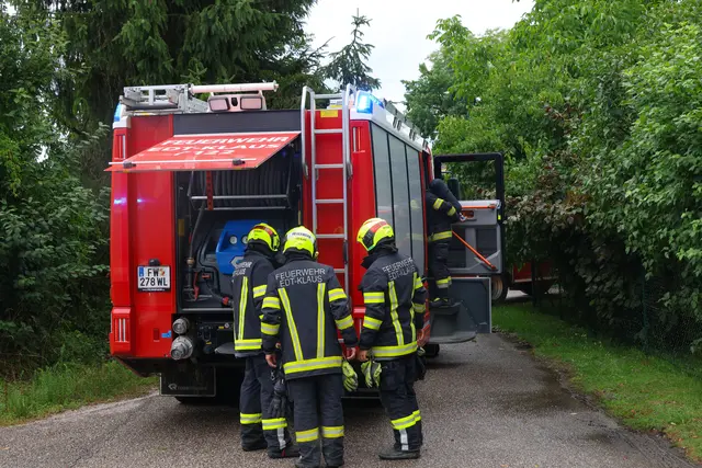 In Edt bei Lambach mussten zwei Feuerwehren ausrücken, um den Brand eines Zählerkastens zu löschen. | Foto: laumat.at