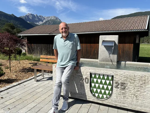 Bürgermeister Markus Köck freut der neue Brunnen im Weidach. Er wurde vom Bauhof der Gemeinde gebaut. | Foto: Reichel