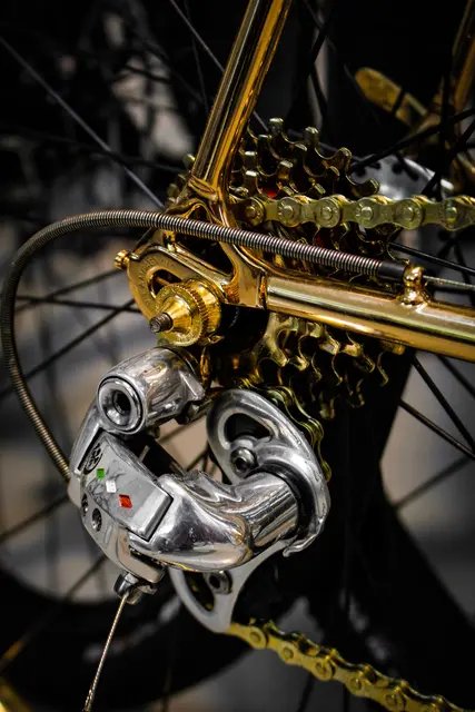 Das goldene Colnago Rennrad ist ein besonderes Schmuckstück im Loft und sorgt bei jedem Besucher für Begeisterung. 