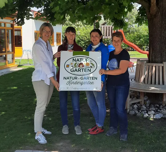Bildungsgemeinderätin Birgit Meinhard, Kindergartenleiterin Michaela Steidl, Gerlinde Koller („Natur im Garten“) und stellvertretende Kindergartenleiterin Bettina Klammer | Foto: Natur im Garten