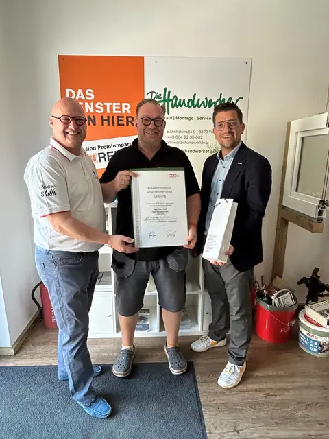 Peter Sükar und Lukas Kalcher überreichten Manfred Fall eine Ehrenurkunde. | Foto: Cescutti