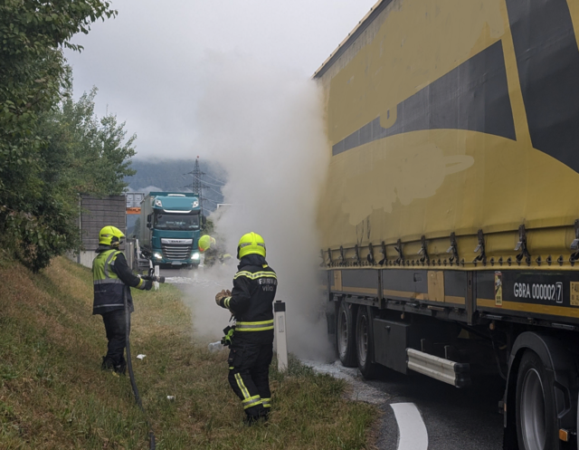 Die Feuerwehren konnte ein Übergreifen auf die Ladung verhindern.  | Foto: Hauptfeuerwache Villach