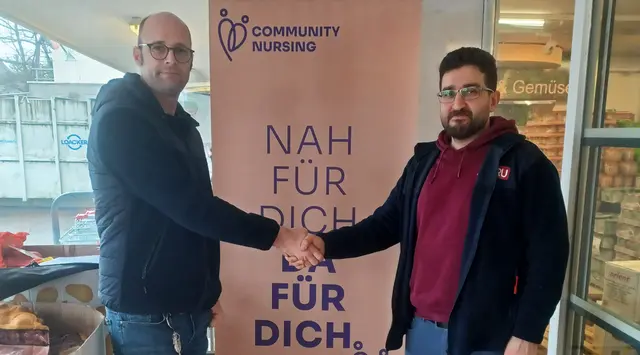 Mehmet Tag (rechts) betreibt einen Supermarkt in der Achsiedlung. Hier hat er gerade einen Obstkorb für die Community Nurse der Stadt Bregenz überbracht. | Foto: Stadt Bregenz
