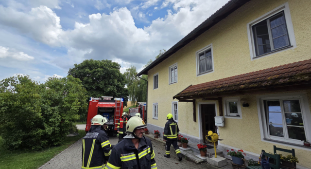Die Feuerwehren führten Nachlöscharbeiten durch und belüfteten das Wohnhaus. | Foto: FF Walchshausen