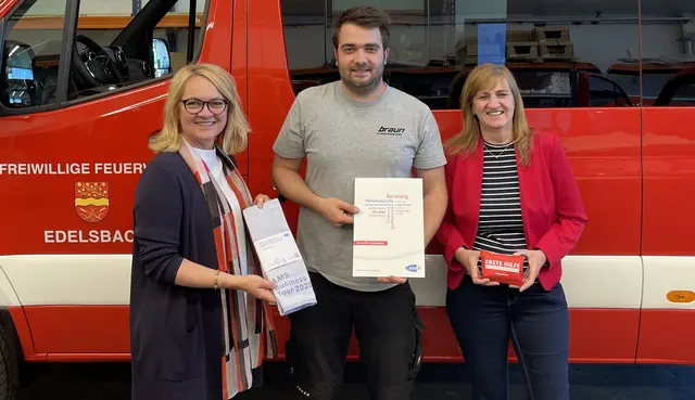 Eine der 430 besuchten Firmen war die von Feuerwehrtechniker Thomas Braun. Sonja Marth (links) und Michaela Hirczy vom AMS informierten. | Foto: AMS