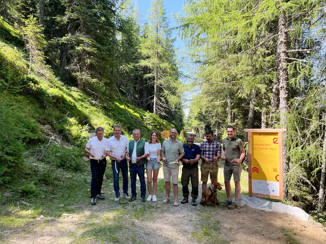 Hellmuth Koch (TVB Seeboden), Thomas Schäfauer (BGM), Horst Zwischenberger (Gemeindevorstand und Jagdreferent), Bettina und Seppi Erlacher (Sommeregger Hütte), Bernhard Huber (Birdlife), Christian Angerer (Bezirksjägermeister) und Ing. Willi Holzfeind (Hegeringleiter Seeboden) | Foto: Marktgemeinde Seeboden