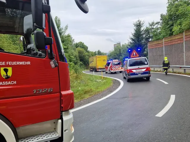 Der Sattelzug sei, von der Autobahn eskortiert worden, wo sich eine Fachwerkstätte um den Schaden gekümmert habe.  | Foto: FF Vassach