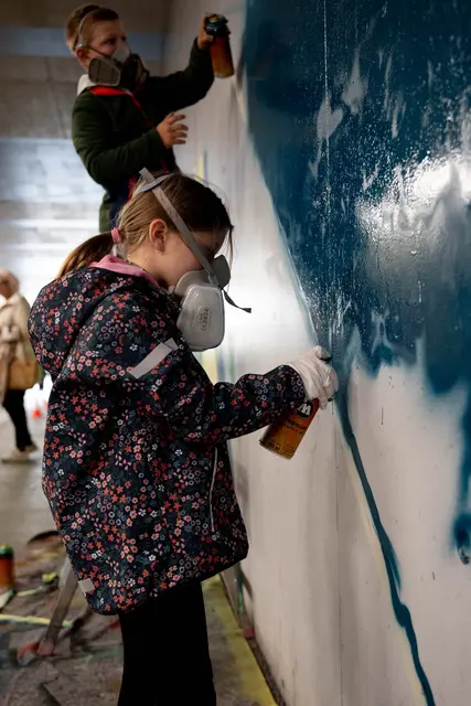 Das Nelböck-Viadukt Nähe Bahnhof bekommt aktuell Farbe: Lokale Künstler gestalten zusammen mit Schulen und den Vereinen Einstieg und der Lebenshilfe (Inklusive Kunst) ein riesiges Graffiti an der 100 Meter langen Unterführung.  | Foto: Stadt Salzburg/Rocio Escabosa