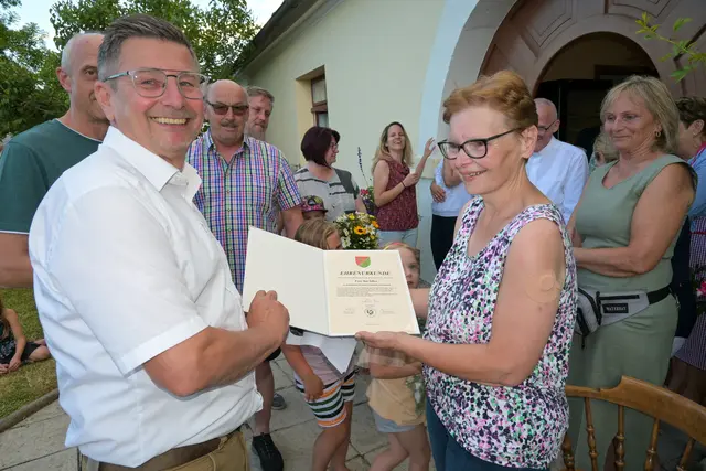 Bürgermeister Wimmer überreichte die Ehrenurkunde | Foto: Max Hiermann