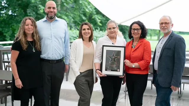 V.l.n.r.: Judith Neuhuber, Rettet das Kind Salzburg, Rupert Weiß, Gastronomieleiter St. Virgil Salzburg, Martina Plaschke, Bereichsleiterin Lehre – Strategie und Initiativen, Anika Quehenberger, Lehrling des Monats Juli, Landesrätin Daniela Gutschi und Reinhard Weinmüller, Wirtschaftsdirektor St. Virgil Salzburg. | Foto: WKS/Birgit Probst