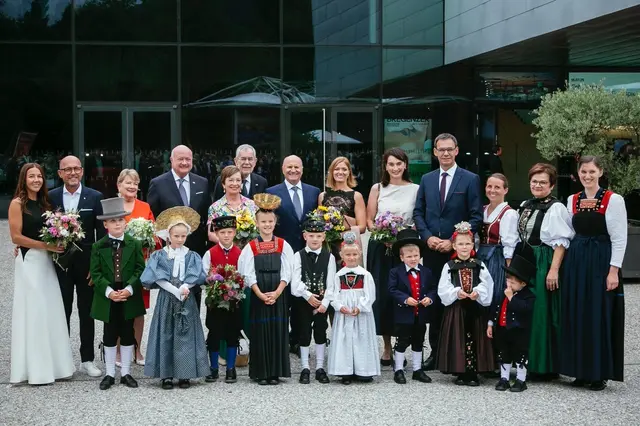  Im Hintergrund v.l.n.r.: Michael Ritsch, Elena Lazarchuk , Gerda Stocker, Christian Stocker, Alexander van der Bellen, Doris Schmidauer, Hans-Peter Metzler, Kathrin Cometto, Sonja Wallner, Markus Wallner, | Foto: Bregenzer Festspiele/Lisa Mathis