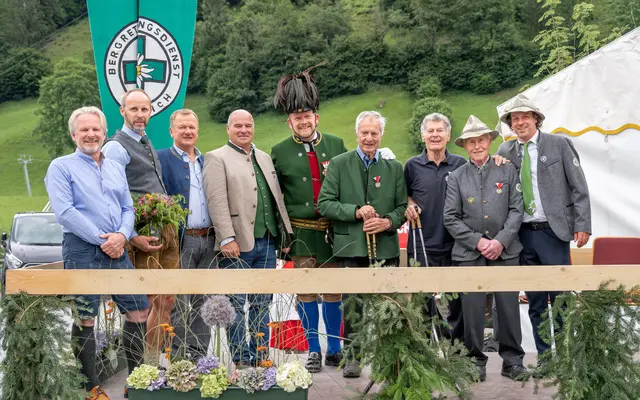 von rechts nach links: Hans-Peter Harlander (Ortsstellenleiter Bergrettung Dorfgastein), Johann Wallner, Richard Pertl, Felix Rieser, Bürgermeister Bernhard Schachner, Gerhard Kremser (Bezirksleiter Bergrettung Pongau), Hans Berger (Gemeindevertreter), Vizebürgermeister Gottfried Seer, Hannes Panzl (Gemeindevertreter). | Foto: Bergrettung Dorfgastein