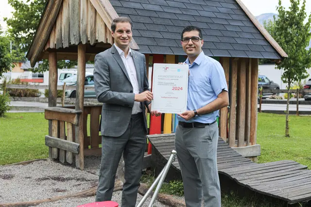 Bürgermeister Michael Riedhart und Vizebürgermeister Kayahan Kaya freuen sich über die Auszeichnung "Kinderfreundliche Gemeinde" für Wörgl. | Foto: Stadtmarketing Wörgl