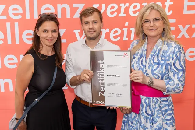 Gabrijela Ponier (Leitung Marketing Murexin GmbH), Rainer Pascher (Geschäftsführer Murexin GmbH), Monica Rintersbacher (Geschäftsführerin Leitbetriebe Austria) bei der Urkundenübergabe im Rahmen des Leitbetriebe Austria Sommerfests 2025. | Foto: Christian Mikes