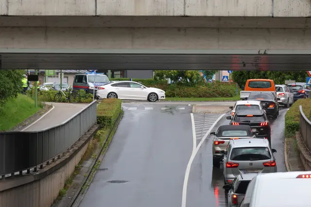 Im Kreisverkehrsbereich Laahener Straße/Römerstraße kam es zum Zusammenstoß eines Fahrrades mit einem Pkw. | Foto: laumat.at