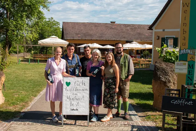 Hereinspaziert beim Buschenschank Menhart: Zum 50-Jahr-Jubiläum wurde zum stimmungsvollen "Menhart-Fest" geladen. | Foto: Weingut Menhart