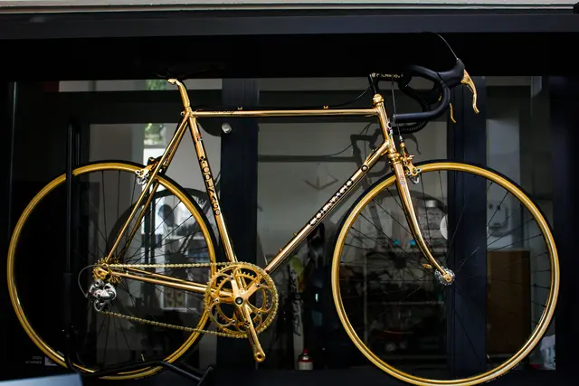 Das goldene Colnago Rennrad ist ein besonderes Schmuckstück im Loft und sorgt bei jedem Besucher für Begeisterung. 