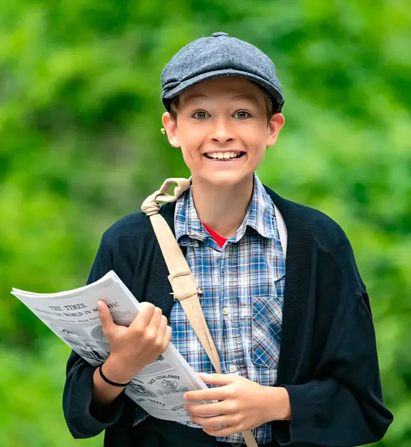 Niko Peschta beeindruckt als Zeitungsjunge das Publikum. | Foto: Theater Purkersdorf