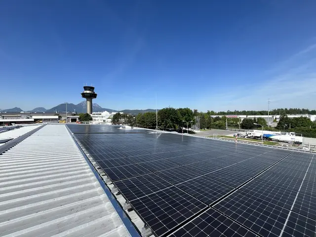 Auf den Dächern und der Fassade der EES-Einreisehalle (Entry Exit System – biometrische Einreisekontrolle von Drittstaatsankünften) und am Dach der Waschhalle wurden neue PV-Module installiert - insgesamt 564. | Foto: Salzburg Flughafen