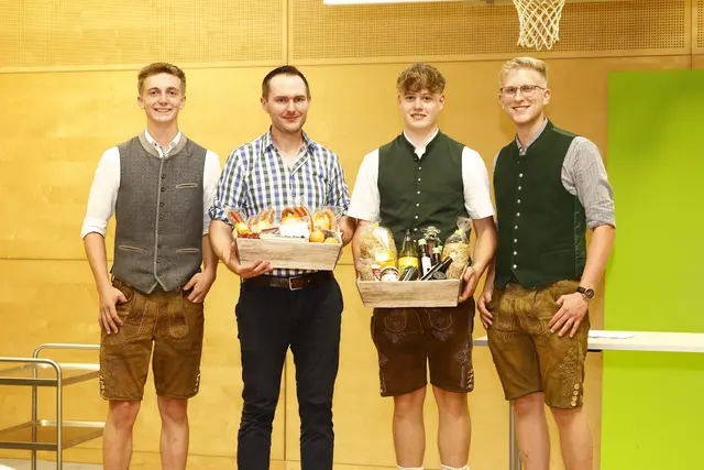 Regionalen Genuss als Dankeschön gab es für die Lehrkräfte im abz Lambach. 

Am Bild: Klassenvorstand Ing. Lukas Holzleitner, BEd. mit einigen "seiner" Absolventen der FR Landwirtschaft. | Foto: TAFFotografia