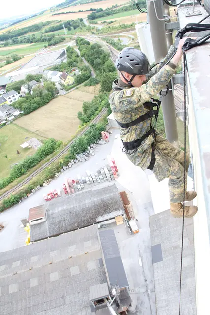 Ein echter Nervenkitzel erwartete die Soldaten gegen Ende des Marsches: das Abseilen vom Lagerhaus-Silo in Mistelbach. | Foto: ÖBH