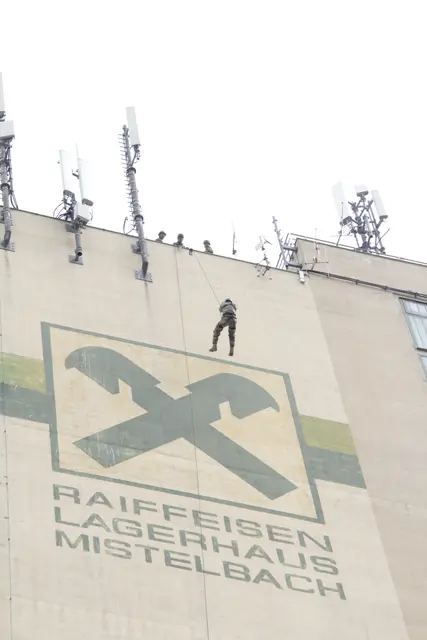 Rund 60 Meter senkrecht in die Tiefe – nichts für schwache Nerven.  | Foto: ÖBH